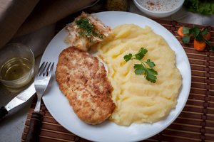 Buvusi valgyklos vedėja pasidalijo mokyklinių šnicelių receptu  