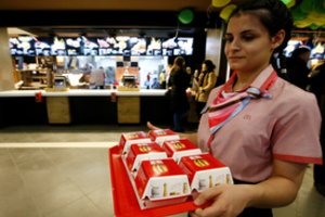 Greitojo maisto milžinas eina prieš srovę: kam „McDonald‘s“ padavėjai?