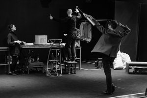 Vietos po saule paieškos tėvų sukurtame pasaulyje: ne vien tik mitinis maištas