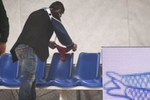 „Olympiakos“ sukėlus skandalą, „Pao“ bosas pasišaipė – pakabino raudonus moteriškus apatinius