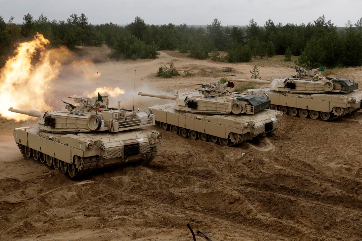  Pradedama dabartinės kartos „M1 Abrams“ tankų atnaujinimo programa sieks aprūpinti kovos mašinas naujos kartos jutikliais, padidinti ugnies galią ir tanko atsparumą mūšyje.<br> Reuters / Scanpix nuotr.