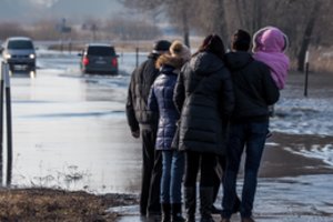 Laikas bėga, o bėdos tos pačios: vanduo pradėjo semti kelią Šilutė–Rusnė