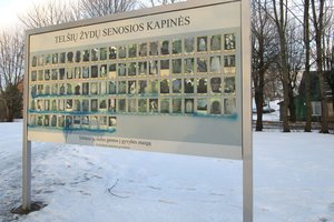 Telšiuose žydų senosiose kapinėse dažais nupurkštas kapaviečių stendas