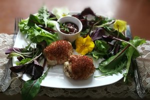 Vištienos ir šoninės suktinukai su sūrio ir gruziniško padažo įdaru