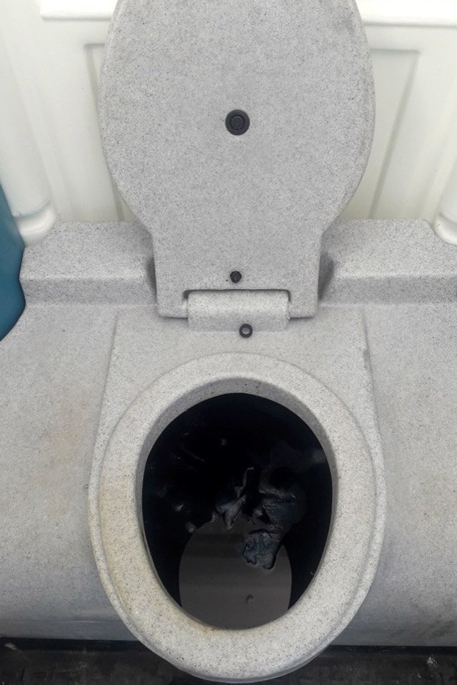  Slaptą kamerą tualete sumontavusiam šiauliečiui pareikšti įtarimai, jis jau spėjo pabūti ir už grotų.<br> Šiaulių apskrities VPK nuotr.