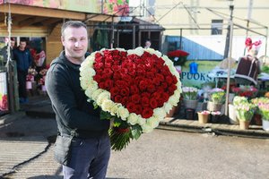 Valentino dieną kauniečiai šluoja gėles: mylimosios puokštei nepagaili ir kelių šimtų eurų