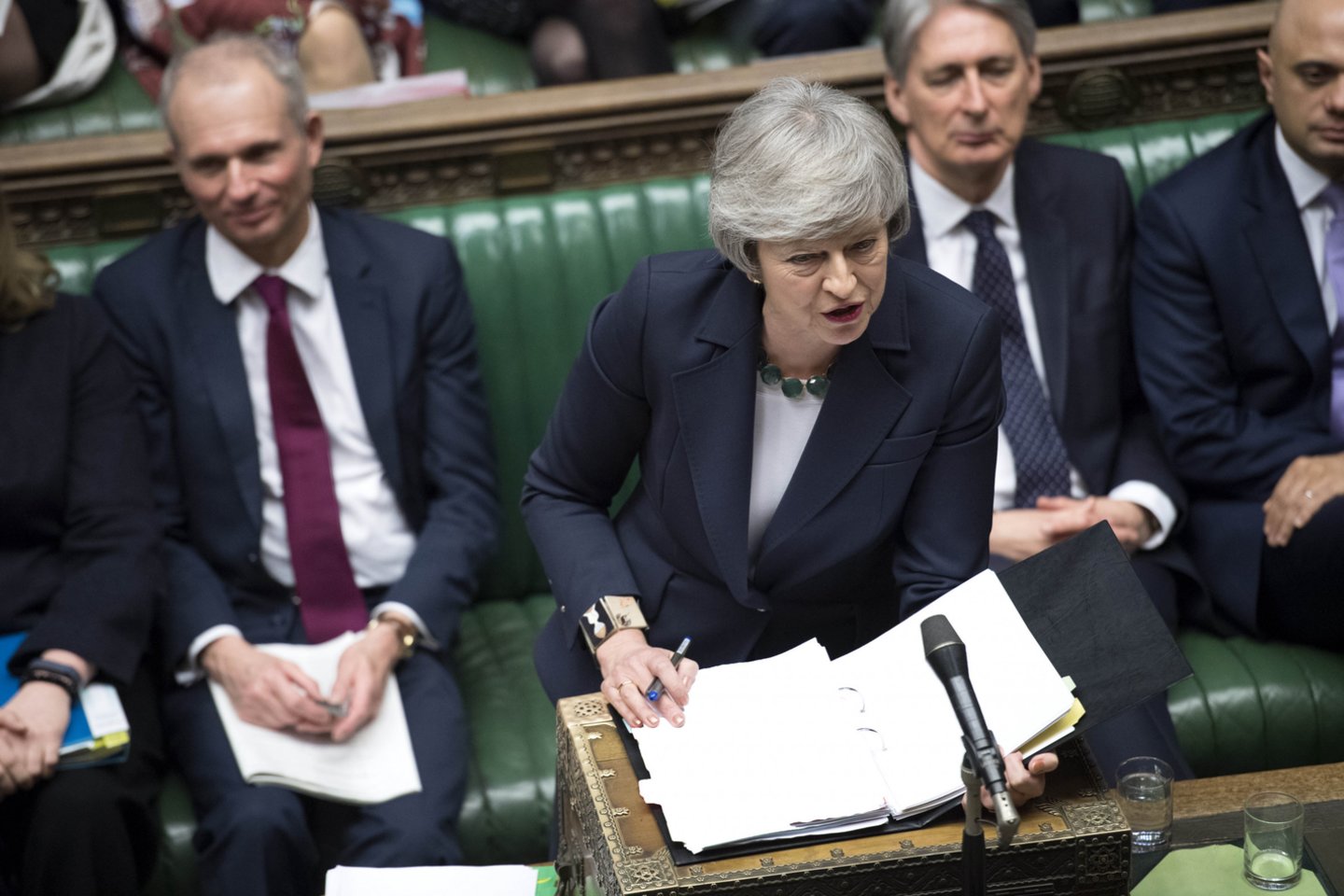 Th.May ketvirtadienį gali laukti dar vienas žeminantis pralaimėjimas prieš euroskeptiškai nusiteikusius jos pačios partijos įstatymų leidėjus.