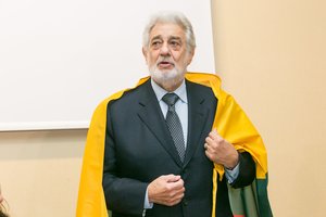 Operos gigantas Placido Domingo atvyko į Vilnių: trispalvė ant pečių ir komplimentų jūra lietuvei