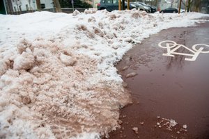 Naujieji dviračių takai tarsi pasruvo krauju: ką reiškia šis vaizdas