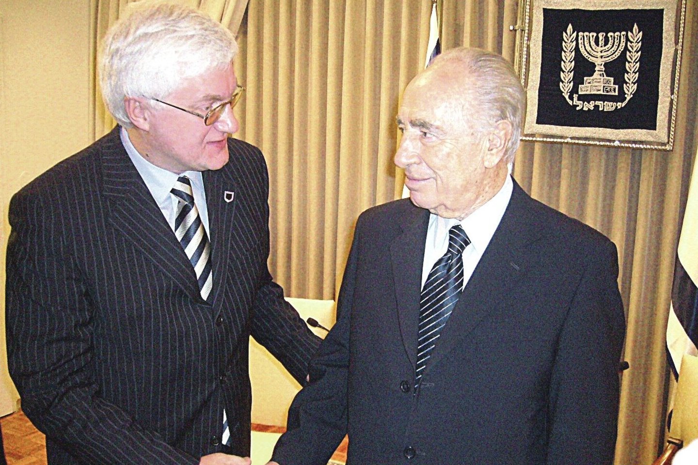 2008 m. lietuvis kolekcininkas (kairėje) bendravo su Izraelio vadovu Sh.Peresu.<br>R.Neverbicko nuotr.
