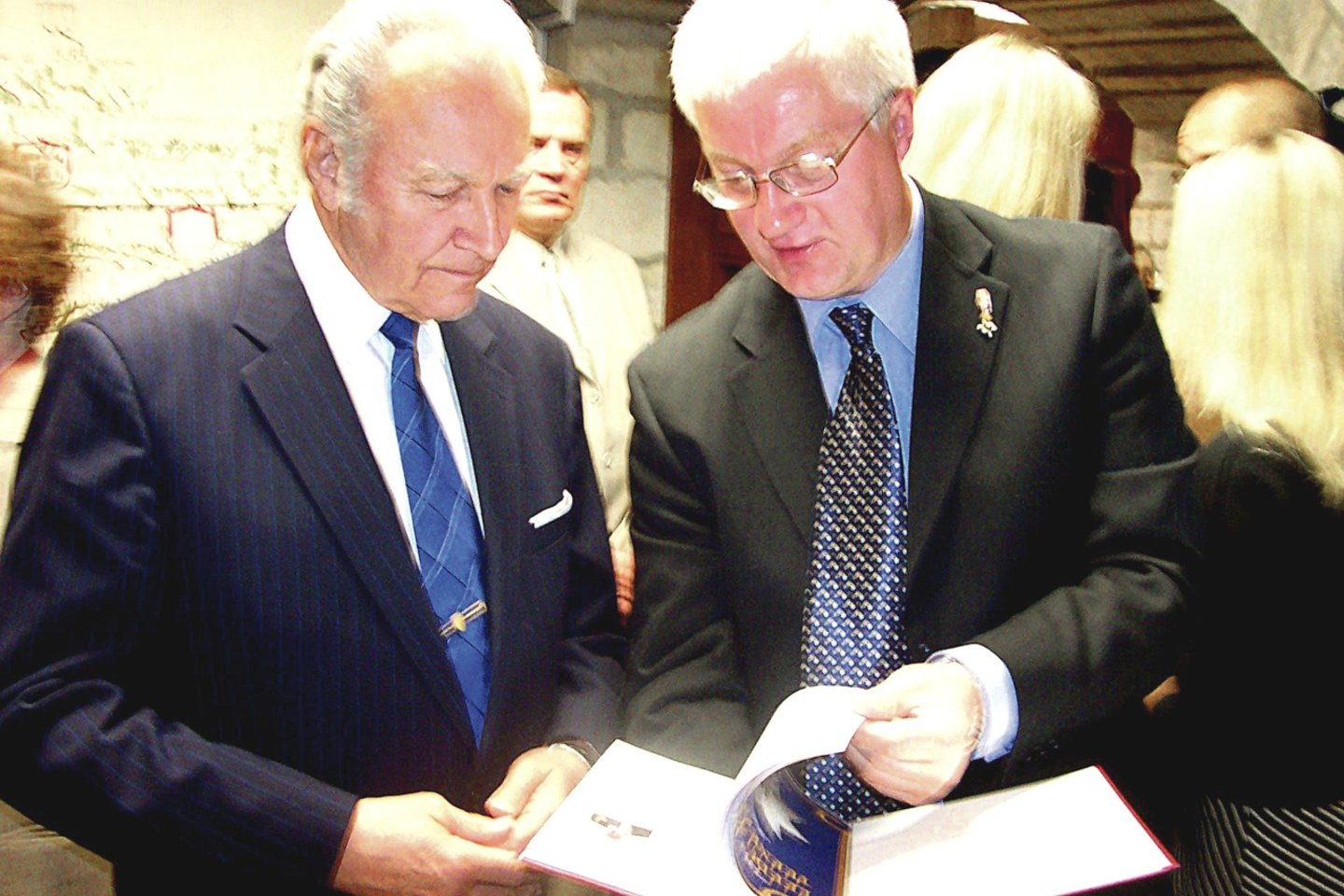 2004 m. Estijos vadovas A.Ruutelis apsilankė V.Kavaliausko (dešinėje) parodoje.
