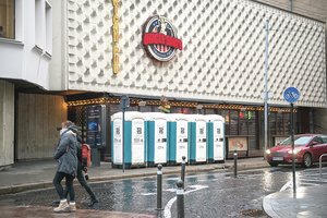 Po baro langais Vilniuje pastatytų tualetų nepavyksta iškrapštyti