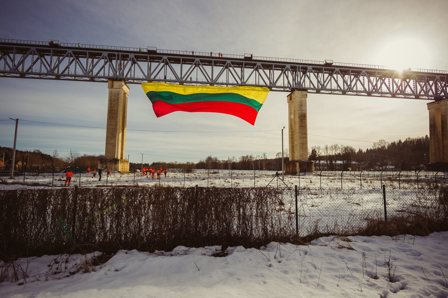 Ant aukščiausio tilto suplevėsavo rekordinė trispalvė.<br>„Žmonės Foto“ nuotr.