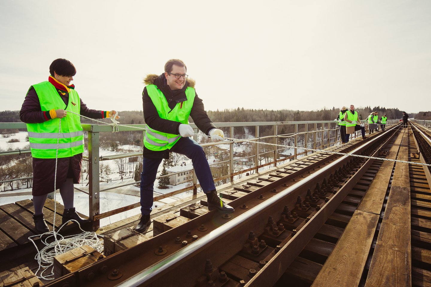 Ant aukščiausio tilto suplevėsavo rekordinė trispalvė.<br>„Žmonės Foto“ nuotr.