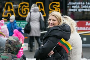 Vilniaus gatvėse – partizanų nuotraukomis ir citatomis papuošti autobusai