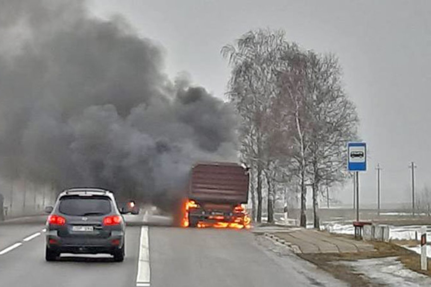 Tarp Telšių ir Šiaulių visiškai sudegė vilkikas ir jo priekaba.