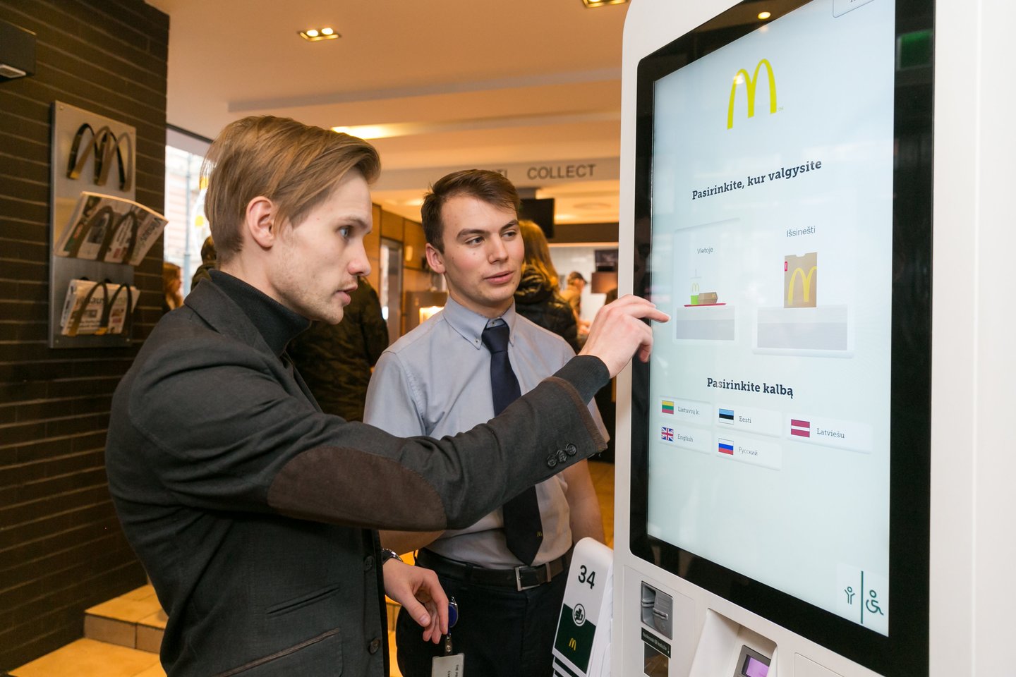 Aptarnavimas prie staliukų yra naujausia inovacija „McDonald‘s“ restoranuose Lietuvoje.<br> T.Bauro nuotr.