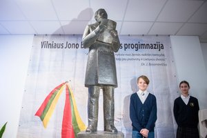 Vilniaus J. Basanavičiaus progimnazijoje atidengta skulptūra tautos patriarchui