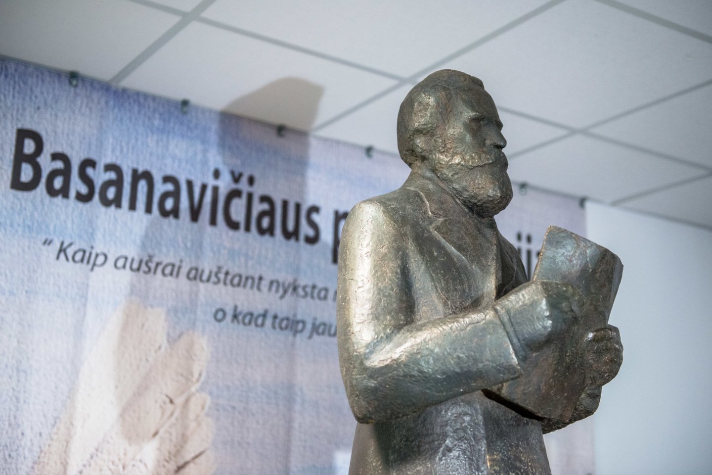  J.Basanavičiaus progimnazijoje atidengta jo skulptūra.<br> J.Stacevičiaus nuotr.