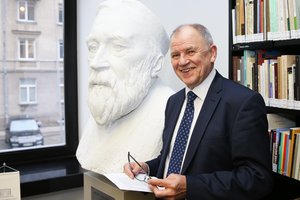 Prezidento posto sieks dar vienas kandidatas – į kovą trečią kartą įsitraukia V. Andriukaitis 