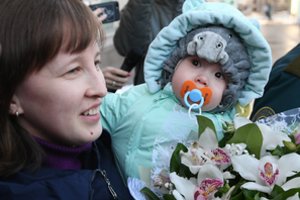 Stebuklingas kūdikis: iš griuvėsių Magnitogorske išgelbėtas berniukas grįžo namo