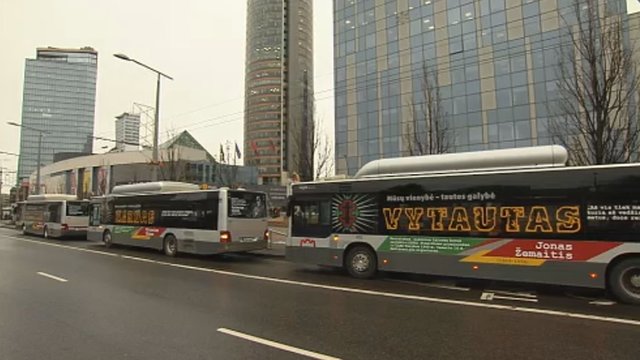 Vilniuje išriedėjo partizanų nuotraukomis ir citatomis išpuošti autobusai