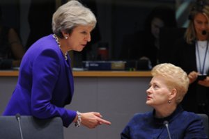 Dalia Grybauskaitė susisiekė su Theresa May: žadėjo padėti ieškoti sprendimų dėl „Brexit“