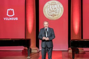 Vilnius apdovanojo savo garbės piliečius: fanfaros skambėjo V. ir D. Butkams