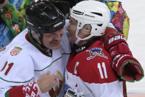 Pagal scenarijų:  V. Putinas ir A. Lukašenka ant ledo triuškino varžovus