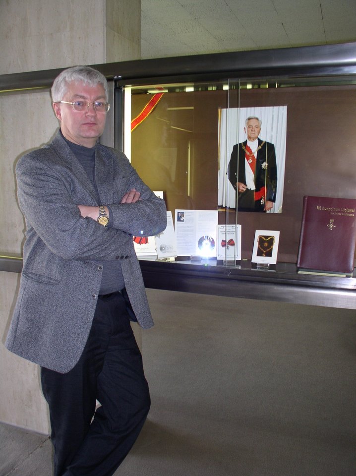 Kolekcininkas V.Kavaliauskas surengė nemažai parodų užsienyje. Nuotraukoje – 2003 metais Briuselyje. <br>Asmeninio albumo nuotr.