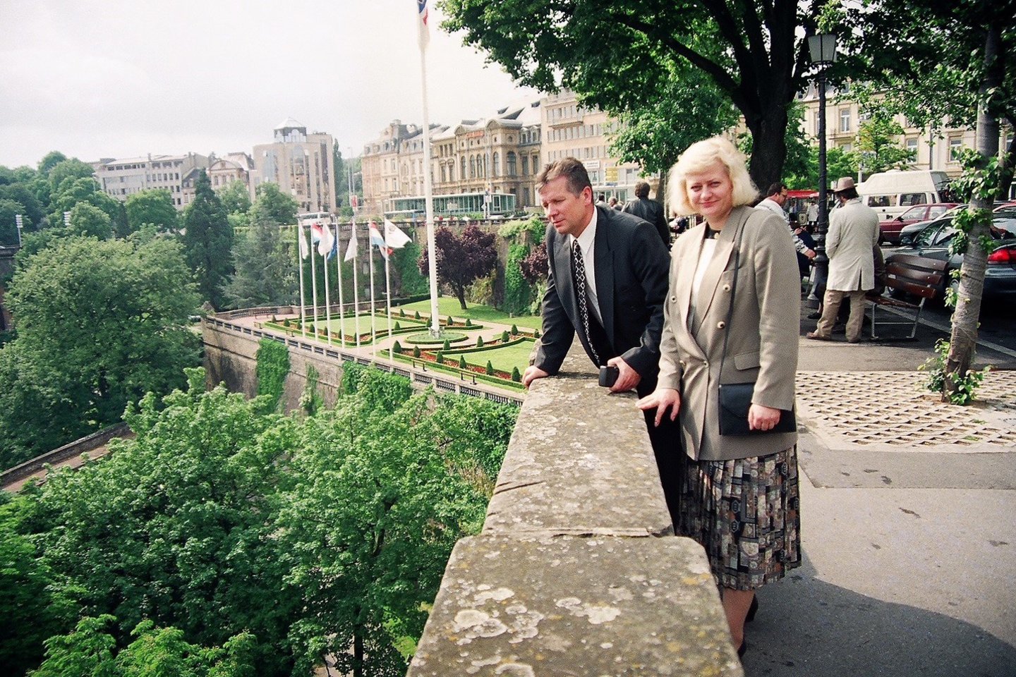 1995 m. Liuksemburge buvo pasirašyta Europos Sąjungos asociacijos sutartis. Po to V.Kavaliauskas ir D.Grybauskaitė vaikščiojo po Liuksemburgą, jis ją įamžino. Šalia – tuometinis premjero A.Šleževičiaus sekretoriato vedėjas R.Menčinskas.<br>V.Kavaliausko nuotr.