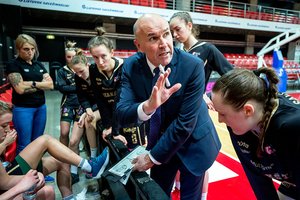 „Kibirkšties“ treneris V.Gecevičius prieš Karalienės taurės finalą: „Žaisti „Siemens“ arenoje – įvykis moterų krepšinyje“