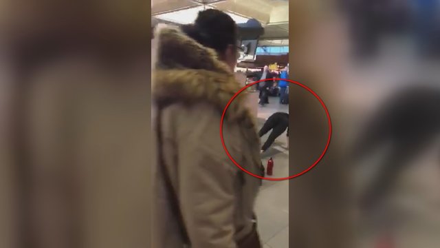 Skrydis į Vilnių neprailgo: oro uoste moters elgesys nustebino – puolė filmuoti