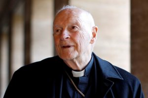 Popiežius pašalino iš kunigų luomo JAV kardinolą, lytiškai išnaudojusį nepilnamečius