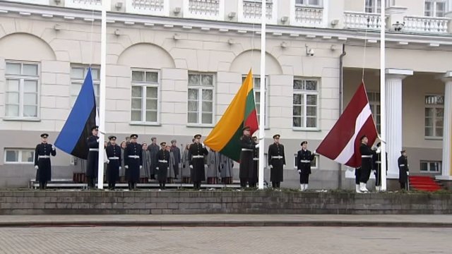 Simono Daukanto aikštėje – iškilmingas Baltijos šalių vėliavų pakėlimas