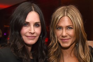 Pasilinksminti skridusios Jennifer Aniston ir Courtney Cox atsidūrė per plauką nuo tragedijos