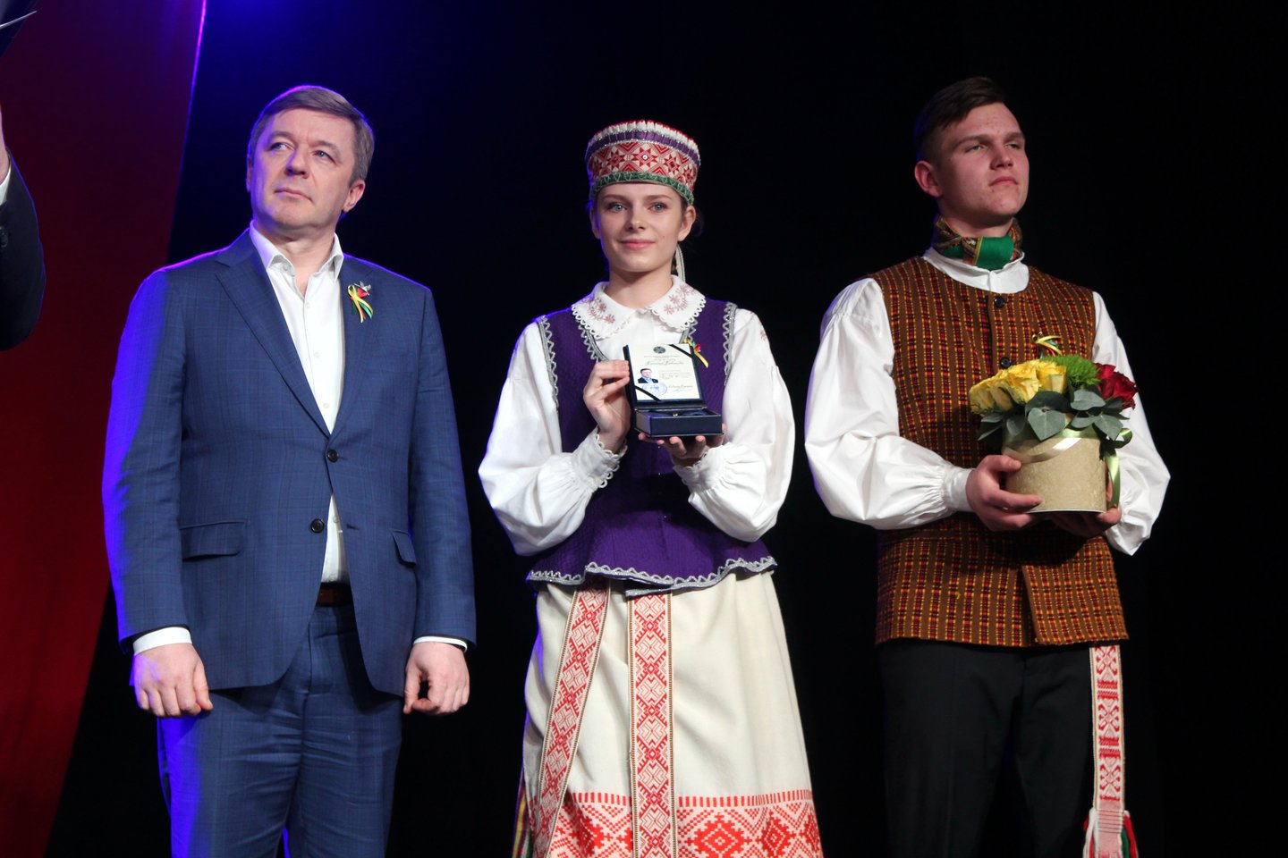  Šiaulių rajono garbės piliečio regalijos R.Karbauskiui buvo įteiktos jo išgarsintuose Naisiuose.<br> R.Vitkaus nuotr.