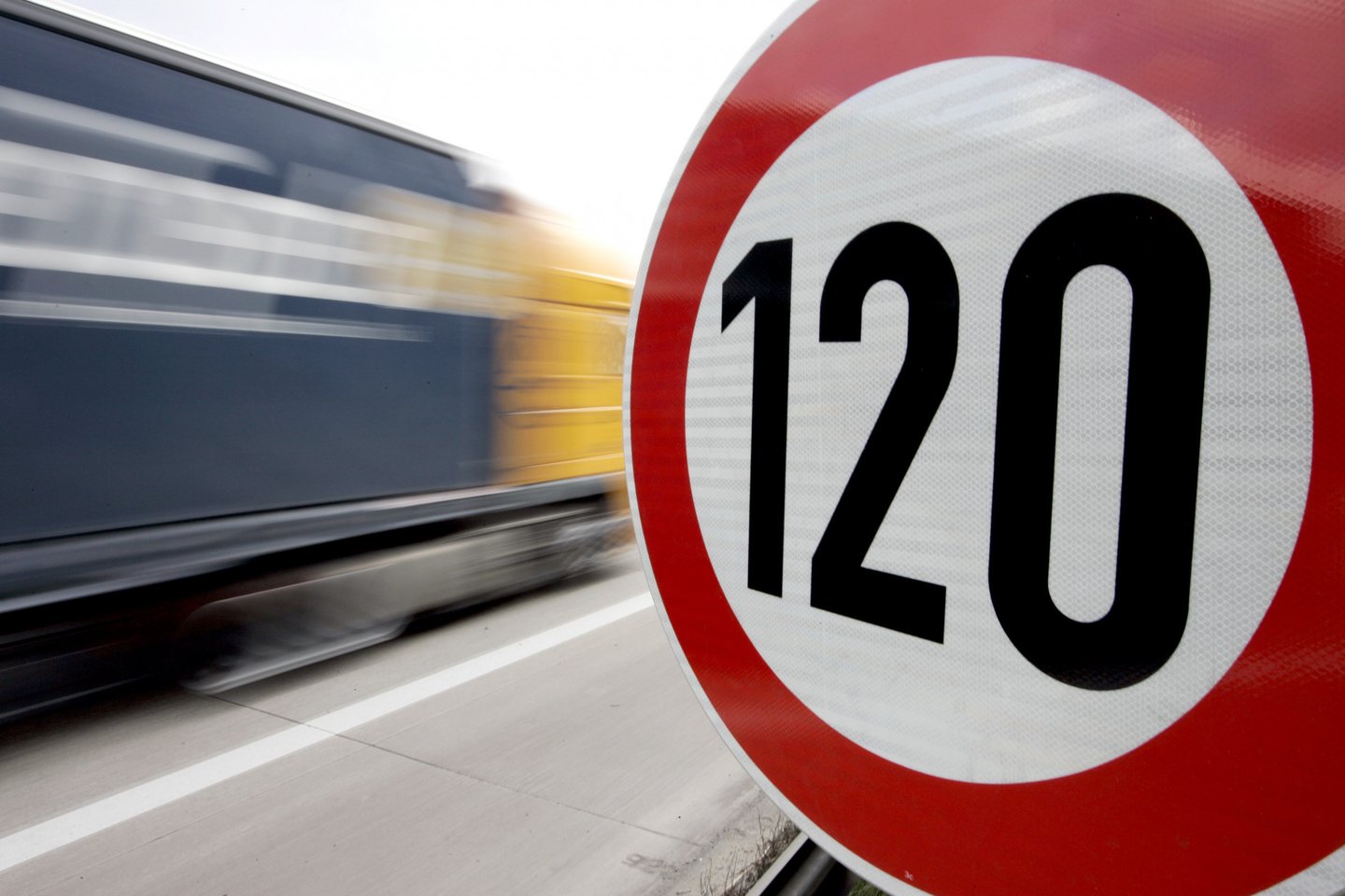   Tarp dviejų didžiausių Lietuvos miestų keliaujantys vairuotojai jau seniai laukia, kada šiai atkarpai bus suteiktas automagistralės statusas, kuris leistų maksimalų greitį padidinti iki 130 km/val. <br>Reuters/Scanpix nuotr.
