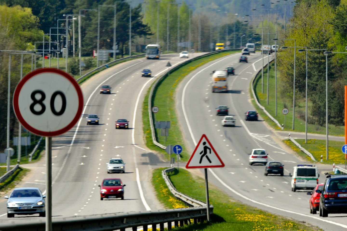   Tarp dviejų didžiausių Lietuvos miestų keliaujantys vairuotojai jau seniai laukia, kada šiai atkarpai bus suteiktas automagistralės statusas, kuris leistų maksimalų greitį padidinti iki 130 km/val. <br>V.Ščiavinsko nuotr.