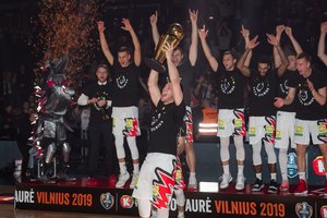 Vilnius švenčia: „Ryto“ komanda fantastiškoje kovoje nugalėjo „Žalgirį“ ir iškovojo KMT trofėjų