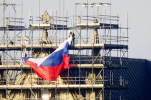 Solsberyje, kur pernai buvo apnuodyti Skripaliai, ant katedros užkabinta Rusijos vėliava