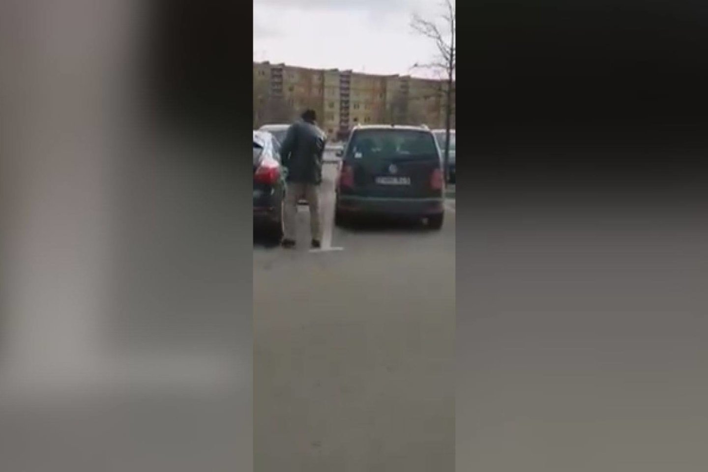  Pilietiškas šiaulietis nufilmavo, kaip vagišius bandė įsibrauti į automobilį. <br> Stop kadras iš facebook tinkle paviešinto vaizdo įrašo.