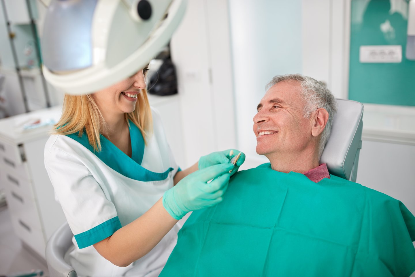 Plečiamas pacientų, kuriems kompensuojamas dantų protezavimas, ratas.<br> 123rf nuotr.