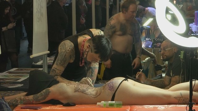 Į tatuiruočių sostinę atvykę lankytojai ryžtasi neįtikėtiniems piešiniams