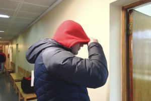 Moteris ir dvejų metų mergaitę prievartavęs vyras po teismo sprendimo prapliupo keiksmais