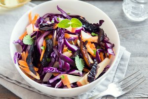 Salotų su džiovintomis slyvomis receptai – ir skanu, ir figūrai naudinga