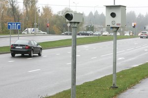 Išjungus greičio matuoklius vairuotojus kelyje pasitiko iškalbinga žinutė