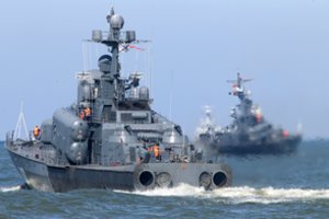 Baltijos jūroje Rusijos karo laivai atliko raketų leidimo ir artilerijos šaudymo pratybas