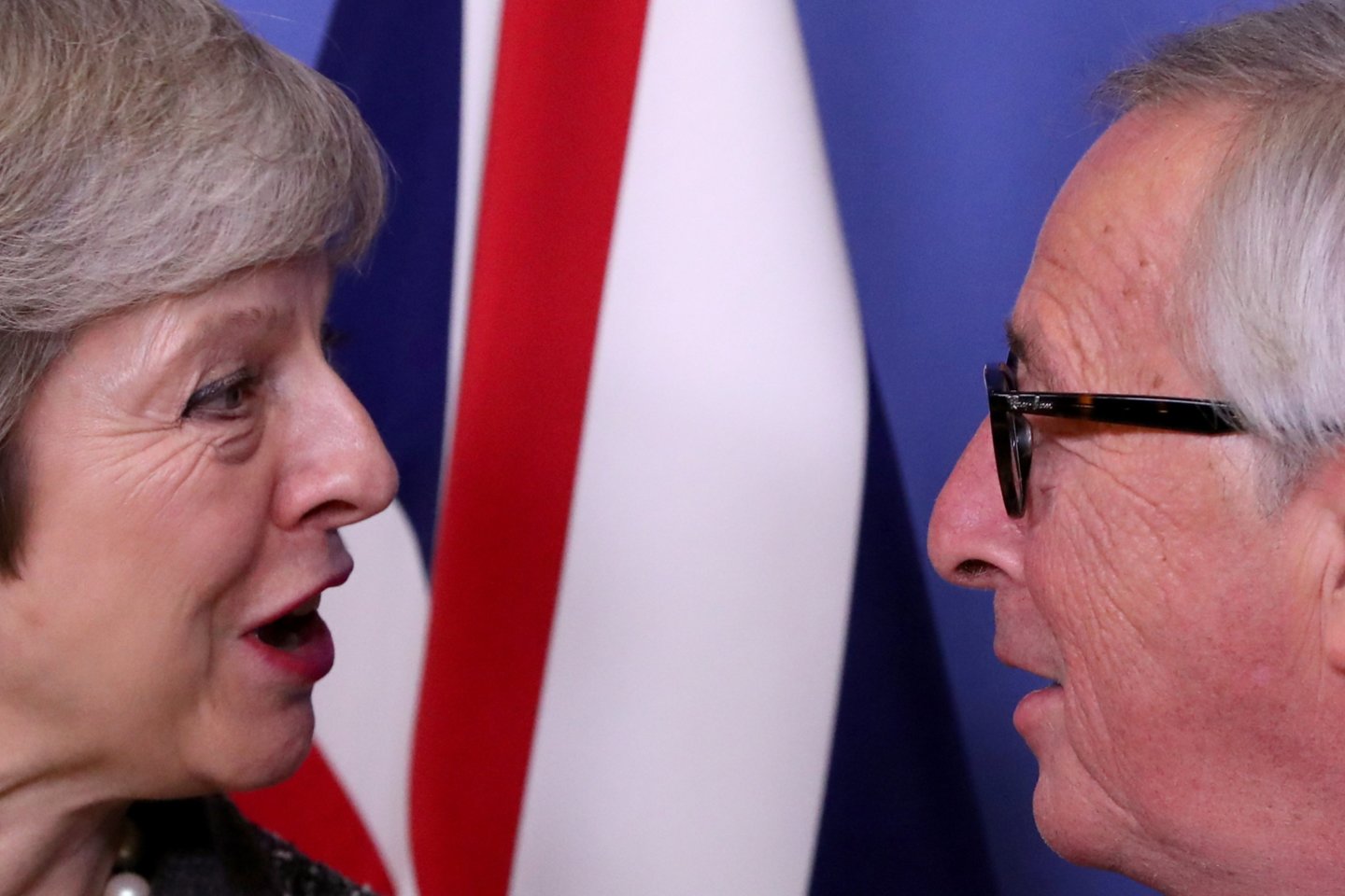 Didžiosios Britanijos ministrė pirmininkė Theresa May per susitikimą su Europos Komisijos pirmininku Jeanu-Claude'u Junckeriu pateiks naujus pasiūlymus dėl Airijos sienos.