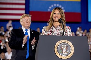 „Chanel“ rūbais puoštis mėgstanti Melania Trump pagerbė mados genijų